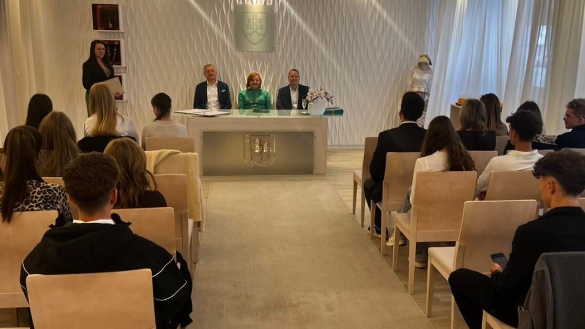 Mesto Prievidza: NOVÍ ČLENOVIA RADY MLADÝCH MESTA PRIEVIDZA SI PREVZALI SVOJE DEKRÉTY