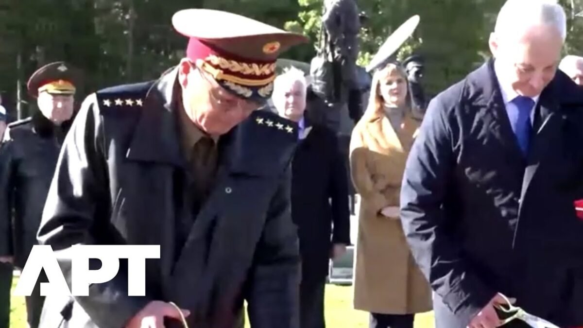 Ministri obrany Ruska a Severnej Kórey kladú kvety v Moskve počas prehlbovania vojenských väzieb.
