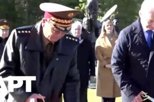 Ministri obrany Ruska a Severnej Kórey kladú kvety v Moskve počas prehlbovania v...