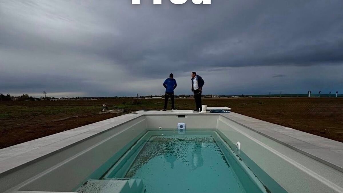 Montáž zastrešenia a zazimovanie bazéna. Všetko zvládnuté v priebehu jedného dňa.