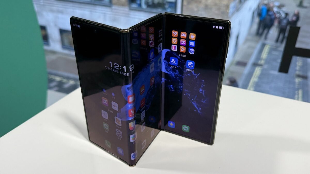 Najnovší únik Samsung tri-fold odhalil finálny dizajn a tri batérie.
