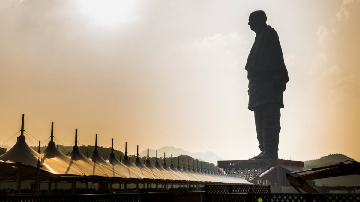 Najvyššia socha na svete je naozaj gigantická, má v sebe múzeum i rozhľadňu. So stavbou museli pomáhať farmári.