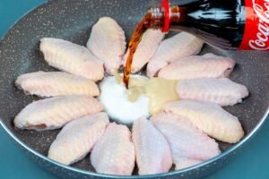 Nalejte kolu na kuracie krídelká a budete mi ďakovať za tento skvelý recept!