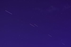 Nová nebeská šou. Na oblohe horia satelity Starlink a bude ich pribúdať