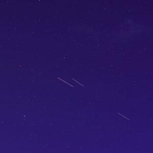 Nová nebeská šou. Na oblohe horia satelity Starlink a bude ich pribúdať
