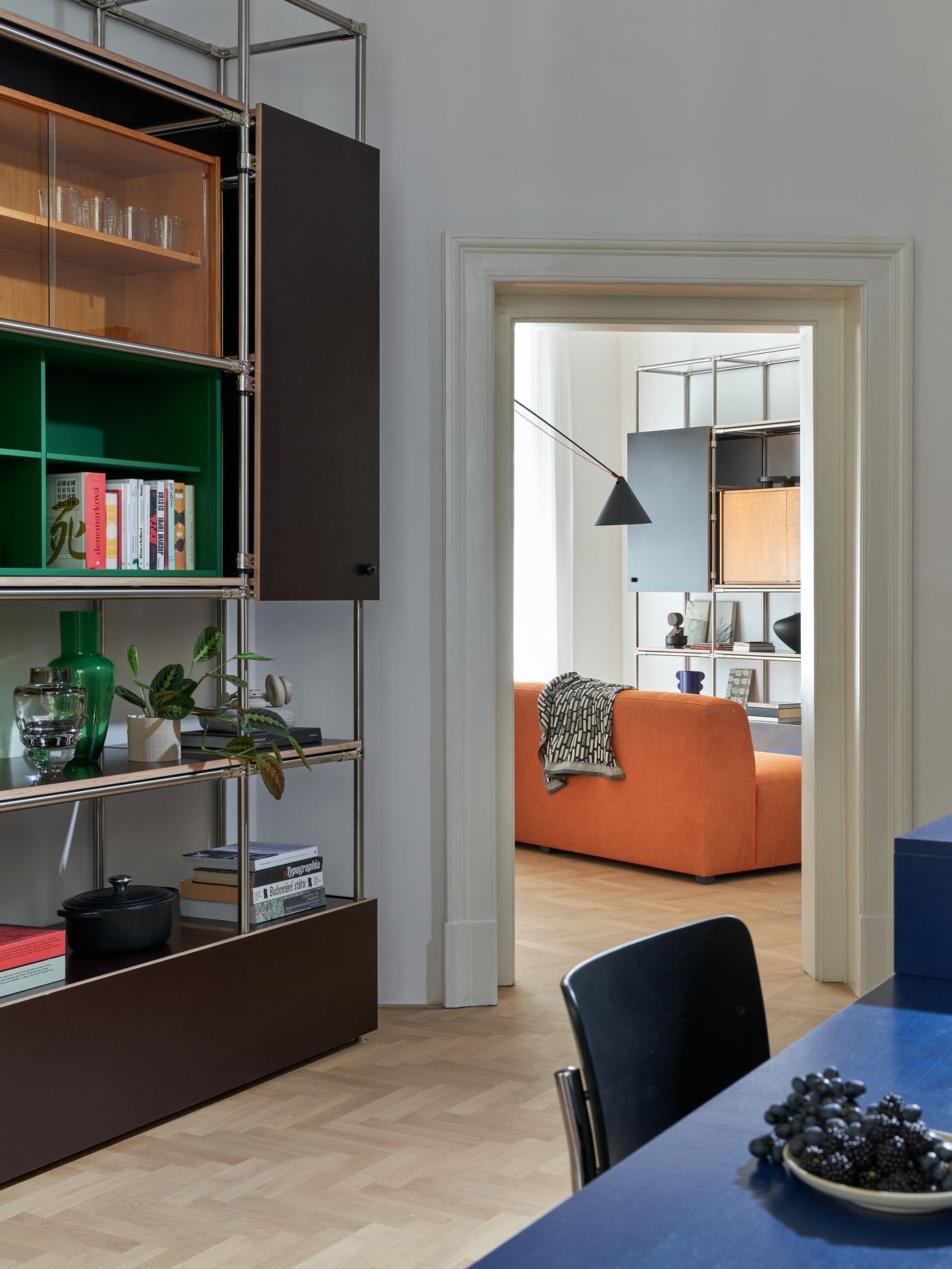 Od ořechů na stole až po solitéry v prostoru. Staroměstský byt dostal nový život