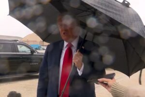 Prezident Trump sa zhovára s tlačou na základni Joint Base Prezident Trump sa zhovára s tlačou na základni Joint Base Andrews, 12. októbra ...