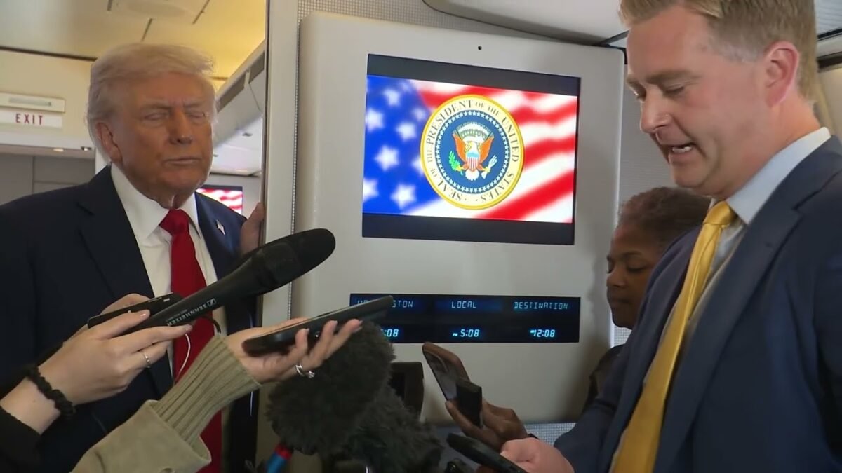 Prezident Trump sa zhovára s tlačou v Air Force One, Prezident Trump sa zhovára s tlačou v Air Force One, 12. októbra 2025.