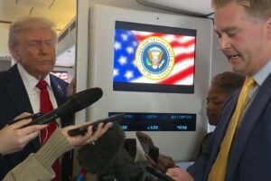 Prezident Trump sa zhovára s tlačou v Air Force One, Prezident Trump sa zhovára s tlačou v Air Force One, 12. októbra 2025.