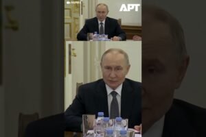 Ruský prezident oslavuje narodeniny návštevou kostola a vojenskou poradou.