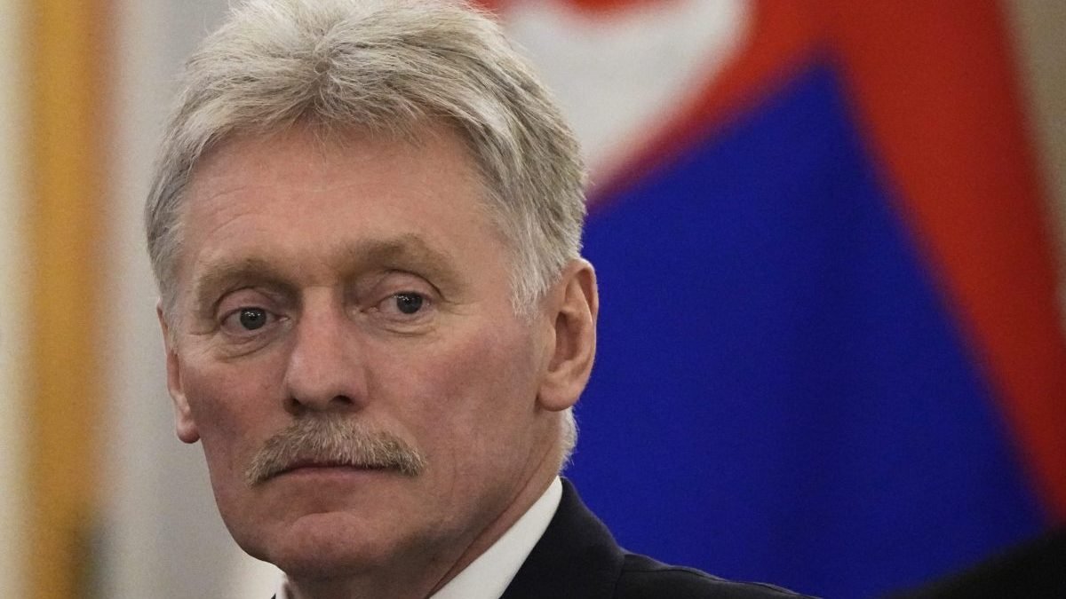 Napätie eskaluje zo všetkých strán, tvrdí Dmitrij Peskov.