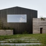 Sklad obilí přestavěli na sídlo a showroom. Proč hlavní roli hrají okna a dveře?