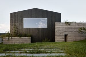 Sklad obilia prestavali na sídlo a showroom. Prečo hlavnú rolu hrajú okná a dver...