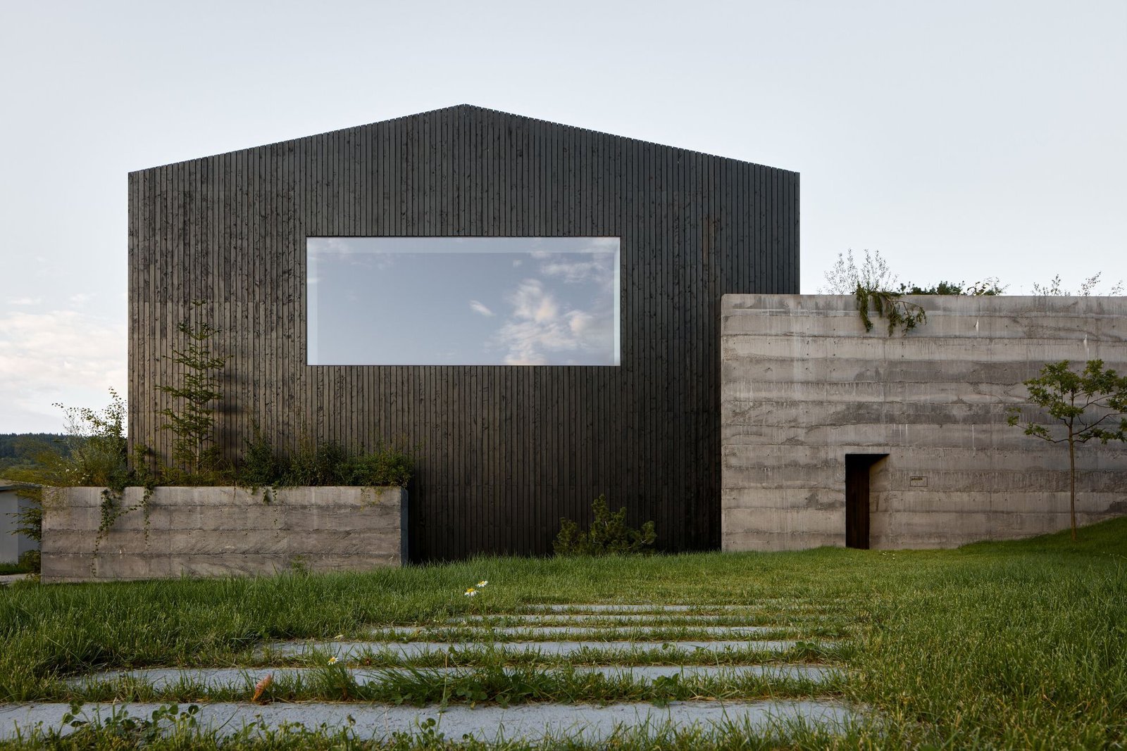 Sklad obilí přestavěli na sídlo a showroom. Proč hlavní roli hrají okna a dveře?