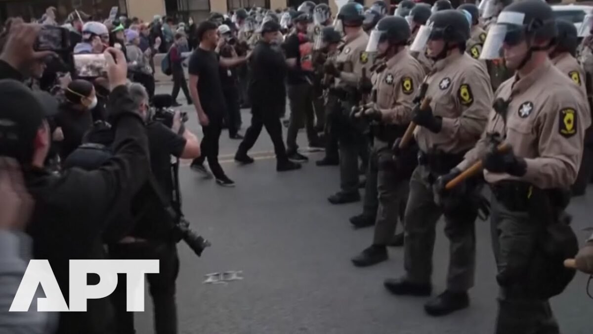 Sledovať napätú situáciu: Protestujúci sa stretávajú s políciou pri zariadení Sledovať napätú situáciu: Protestujúci sa stretávajú s políciou pri zariadení ICE v Illinois.