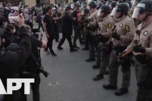 Sledovať napätú situáciu: Protestujúci sa stretávajú s políciou pri zariadení IC...