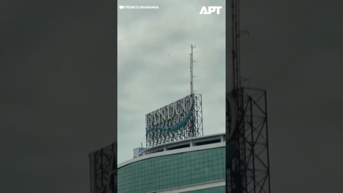 Smrteľné zemetrasenie s magnitúdou 7,5 zasiahlo južné Filipíny a vyvolalo Smrteľné zemetrasenie s magnitúdou 7,5 zasiahlo južné Filipíny a vyvolalo paniku pre hrozbu cunami.