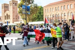 Študenti UCLA si tichou spomienkou pripomínajú Palestínčanov zabitých v konflikt...