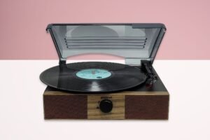 Super lacný gramofón s Bluetooth a reproduktormi: Ideálny pre študentský byt