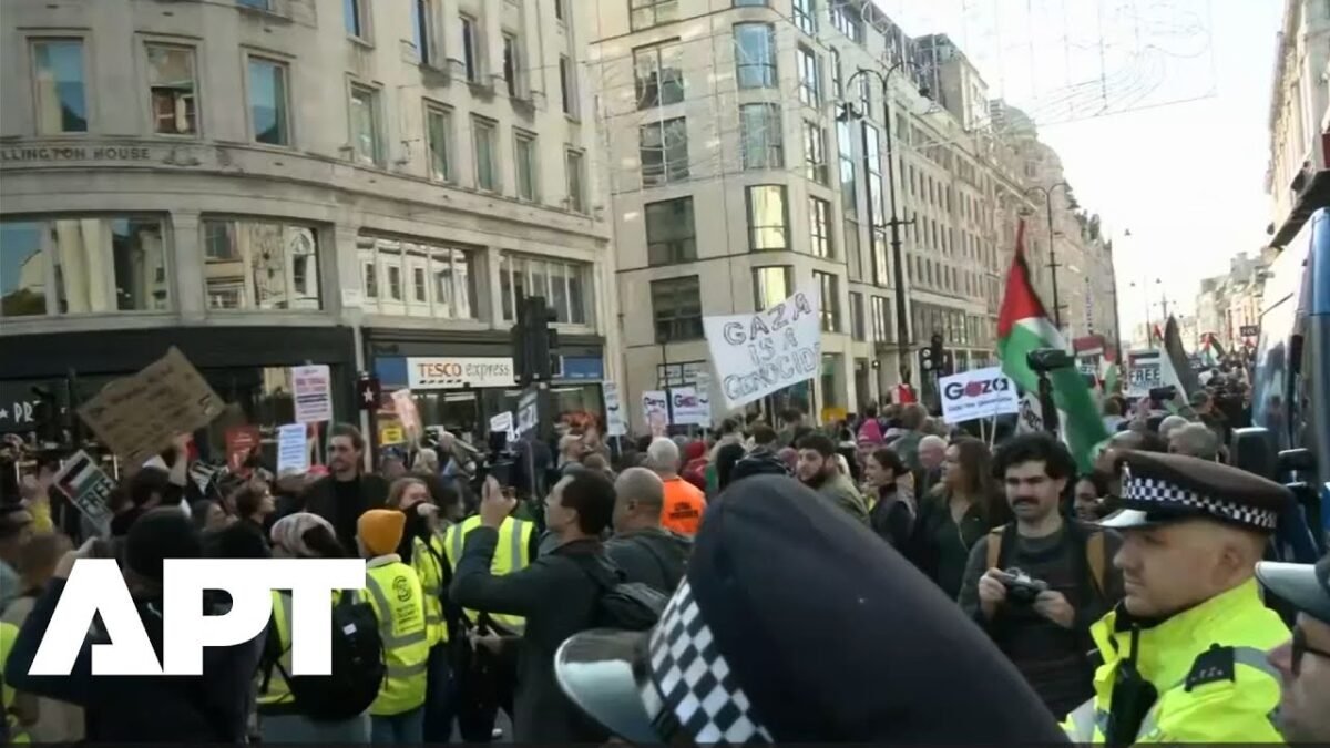 Tisíce demonštrantov pochodujú v Londýne na podporu Palestíny. Tisíce demonštrantov pochodujú v Londýne na podporu Palestíny.