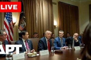 Trump podpisuje vyhlásenie ku Dňu Krištofa Kolumba a zdraví Talianov. Trump podpisuje vyhlásenie ku Dňu Krištofa Kolumba a zdraví Talianov.