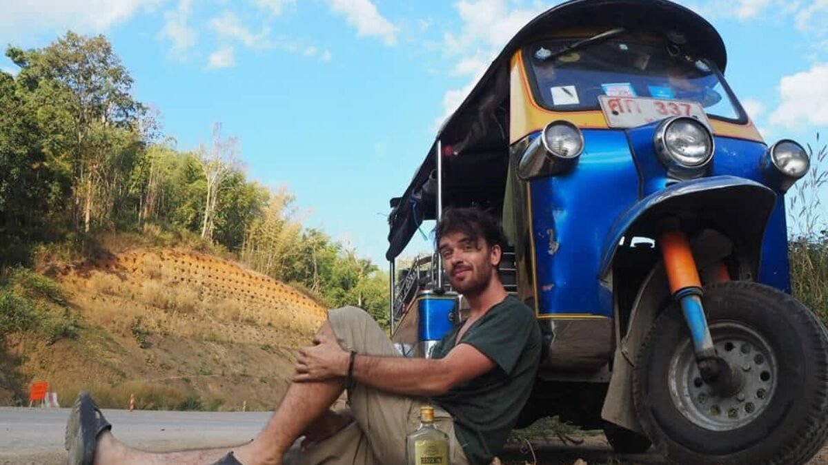 V Bentley toto nezažijete. Tomík na cestách drkoce v tuktuku s rodinou a humorom