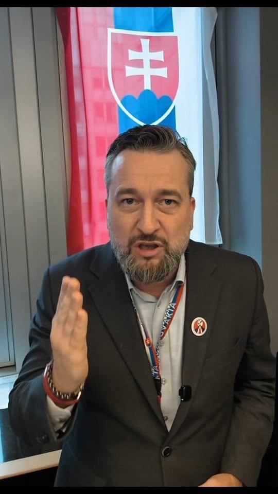 VALLO JE OBYČAJNÝ FAŠISTA, PODÁVAM NA NEHO TRESTNÉ OZNÁMENIE!
