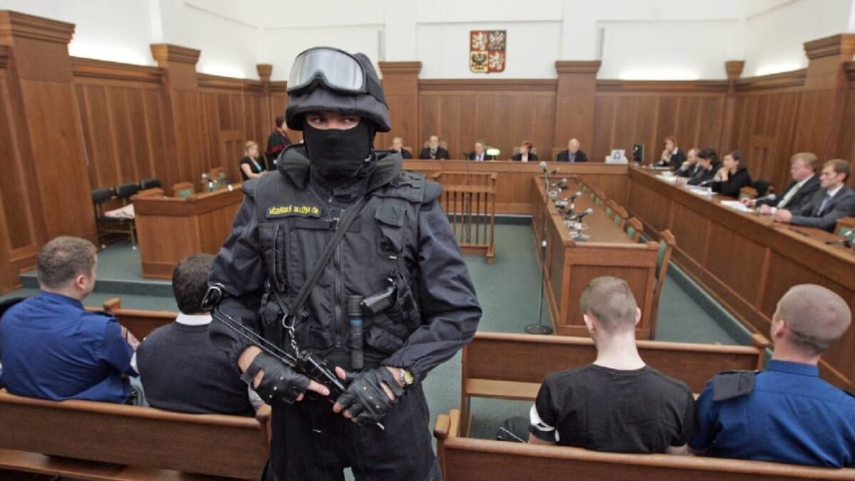 Za žhářský útok ve Vítkově padly desítky let vězení, tři Za žhářský útok ve Vítkově padly desítky let vězení, tři útočníci už jsou na svobodě