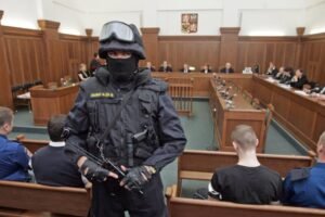 Za žhářský útok ve Vítkově padly desítky let vězení, tři Za žhářský útok ve Vítkově padly desítky let vězení, tři útočníci už jsou na svo...