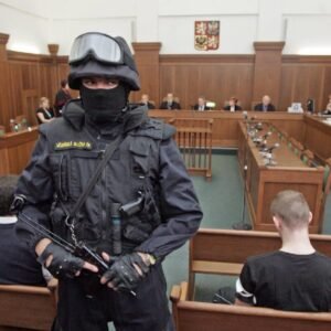 Za žhářský útok ve Vítkově padly desítky let vězení, tři Za žhářský útok ve Vítkově padly desítky let vězení, tři útočníci už jsou na svo...