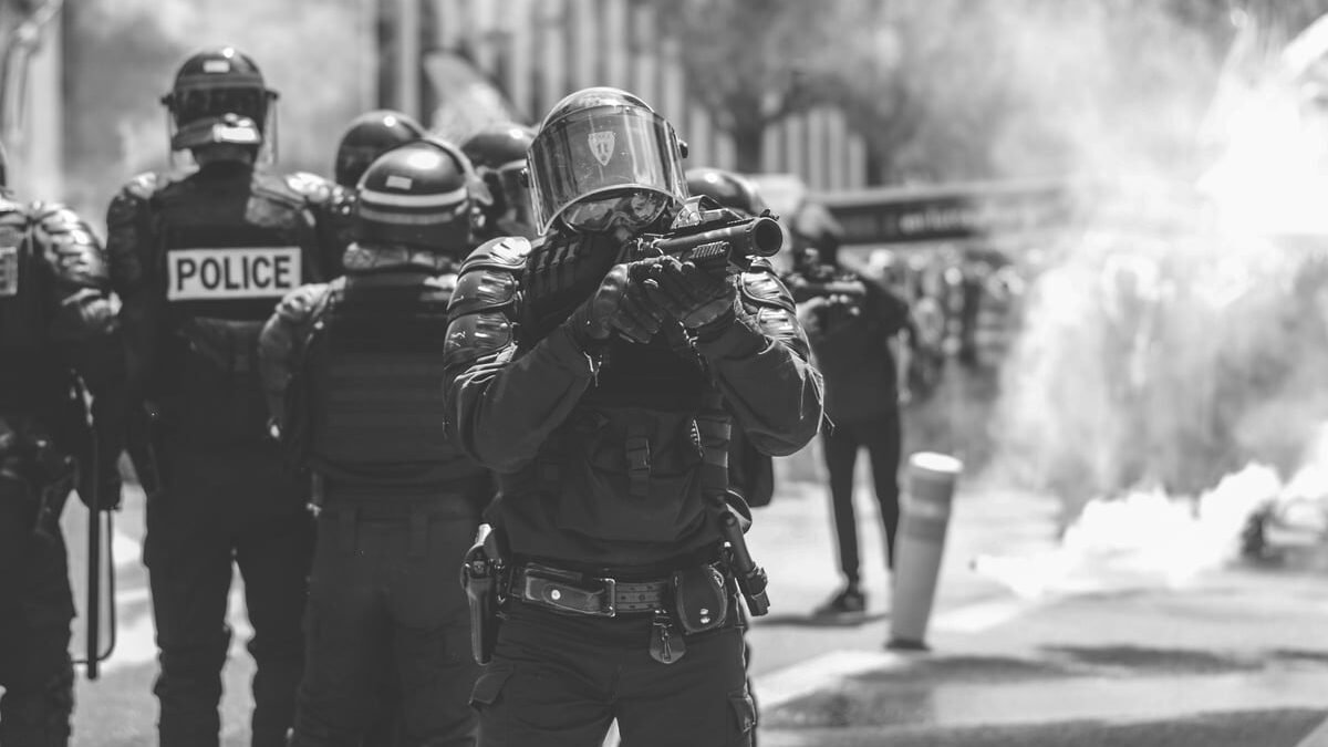 Mučiace zbrane sa používajú v uliciach Európy na potlačenie protestov.