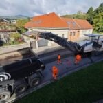 Župní cestári opravujú cestu v intraviláne mesta Modra