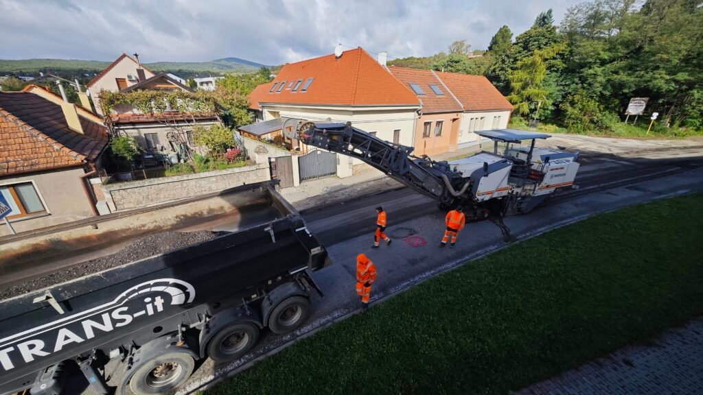 Župní cestári opravujú cestu v intraviláne mesta Modra