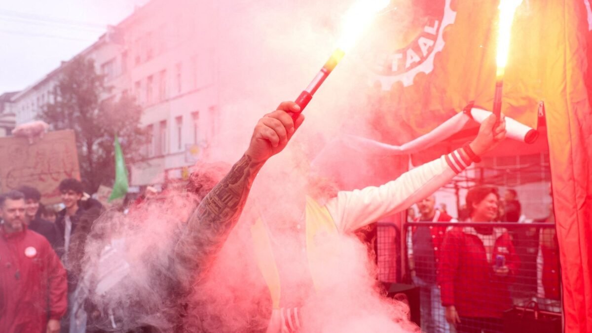 Belgicko: Slzný plyn, potýčky a zrušené lety, keď tisíce ľudí organizujú generálny štrajk a protesty