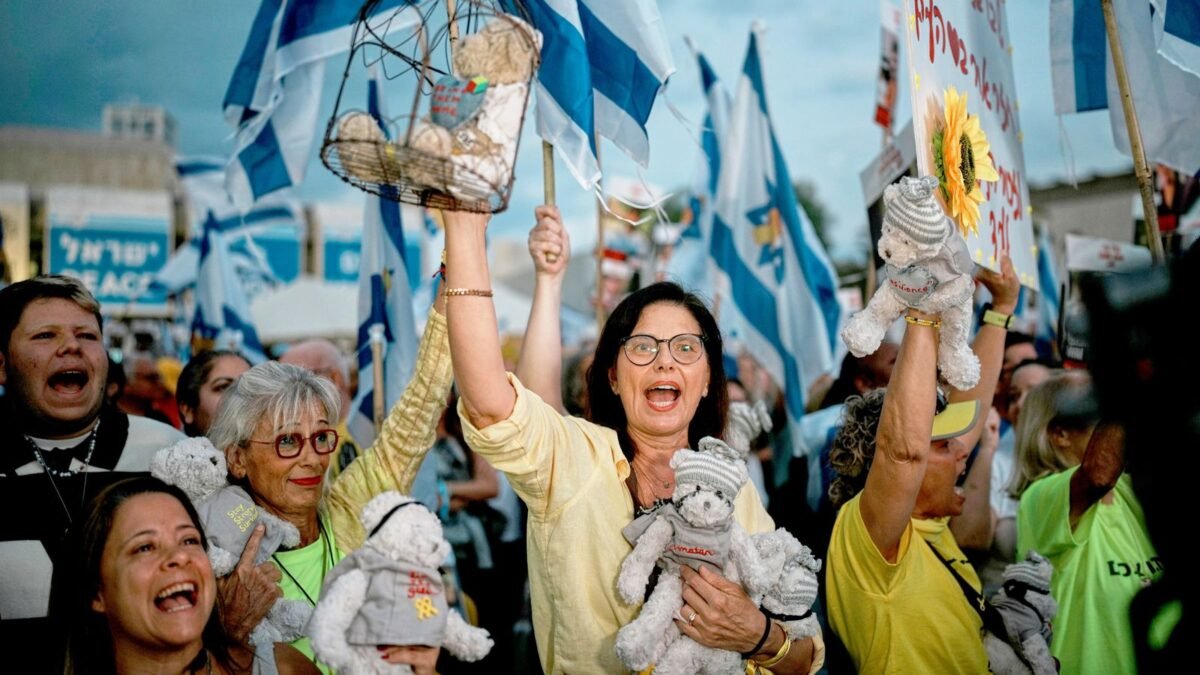 Izrael: Skandovanie frustrácie sa v Tel Avive mení na oslavné piesne, keď davy vítajú rukojemníkov