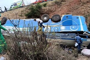 skynews-south-africa-bus-crash_7049785.jpg Južná Afrika: Najmenej 42 mŕtvych pri nehode autobusu na horskej ceste