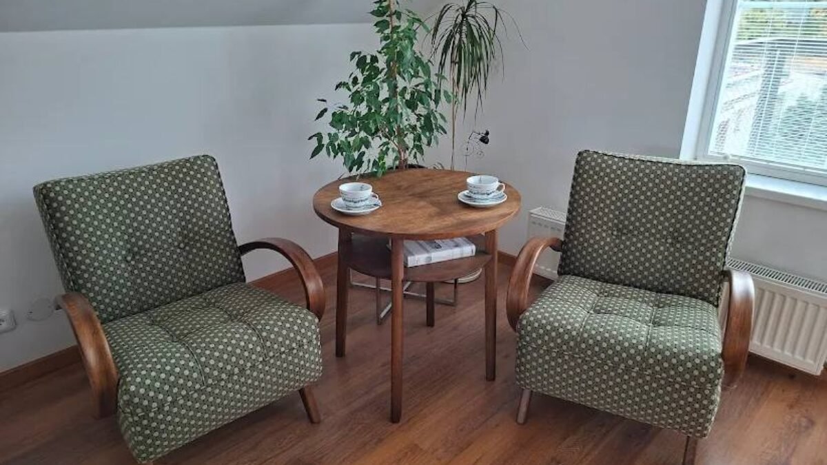 Martin Andraško: Je tu piatok, koniec pracovného týždňa a ja Vám s radosťou predstavujem výsledok repasu týchto dvoch dizajnových skvostov – kresiel od renomovaného architekta Františka Jiráka. K nim som, samozrejme,