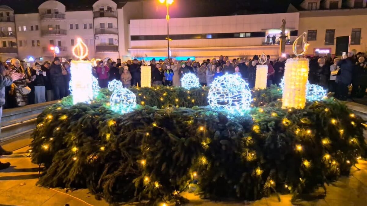 Kultúra Topoľčany: Rozsvietenie 1.adventnej sviece na Adventnom venci