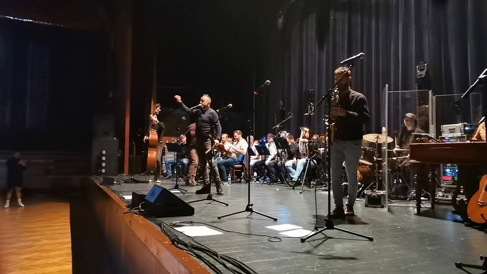 Kultúra Topoľčany: V Dome kultúry Topoľčany už prebieha skúška Kandráčovci, Dychovej hudby MV SR a Folklórneho súboru Klnka. Koncert začína o 17:00. Zopár vstupeniek je ešte v predaji tu: