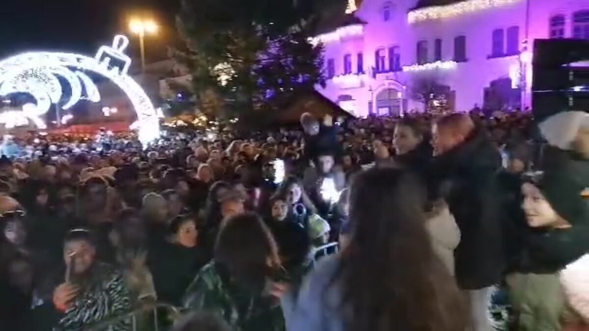 mesto topoľčany: po zapálení prvej adventnej sviečky panuje na zaplnenom Mesto Topoľčany: Po zapálení prvej adventnej sviečky panuje na zaplnenom námestí skvelá zabáva