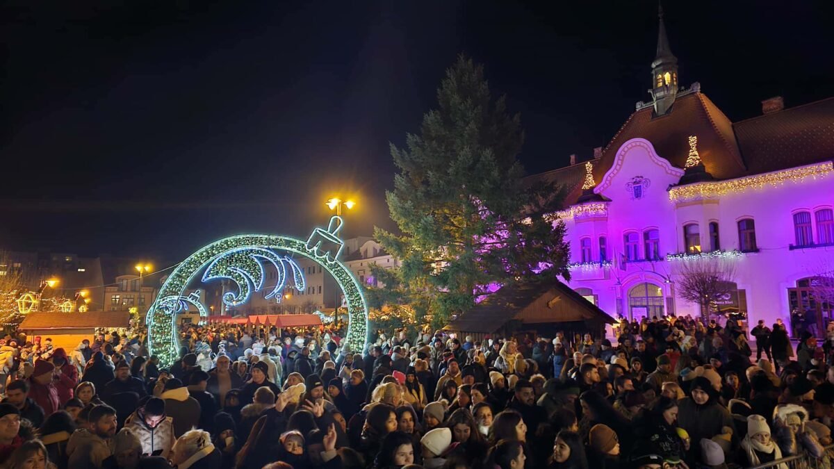 Prvá adventná svieca zapálená a požehnaná.