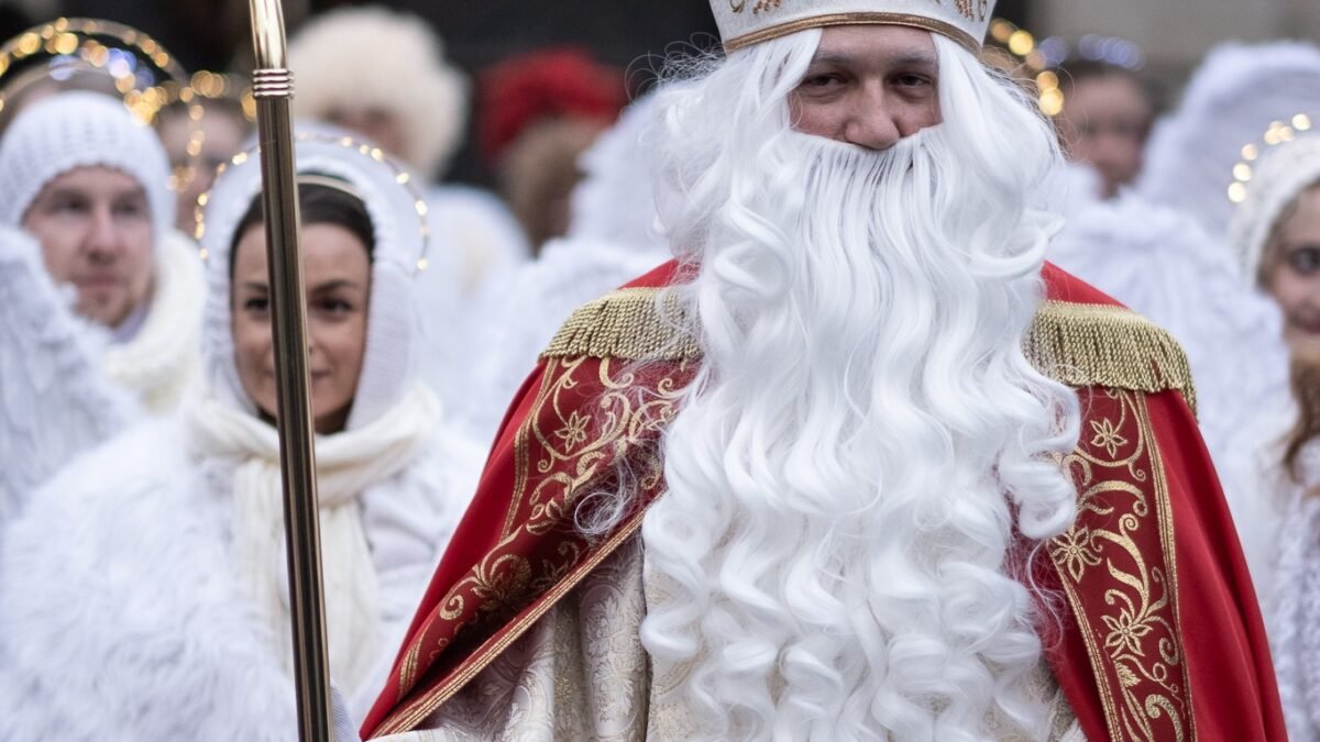 kultúrne centrum bojnice: spomienka na čarovnú sobotu: mikulášsky sprievod anjelov Kultúrne centrum Bojnice: Spomienka na čarovnú sobotu: Mikulášsky sprievod anjelov a čertov v Bojniciach
