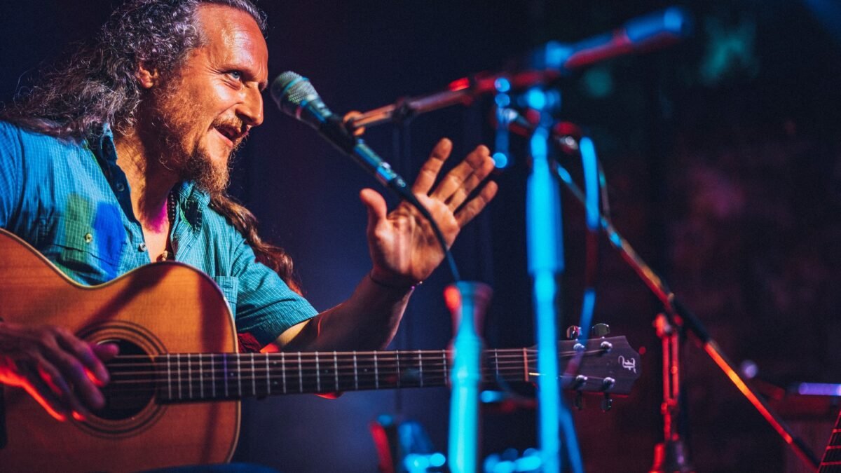 kultúrne centrum modra: vianočné zastavenie mestské charitatívne trhy v Kultúrne centrum Modra: Vianočné zastavenie – mestské charitatívne trhy v Modre zakončí v sobotu poetické vystúpenie Martina Geišberga a Lucie Korenej.