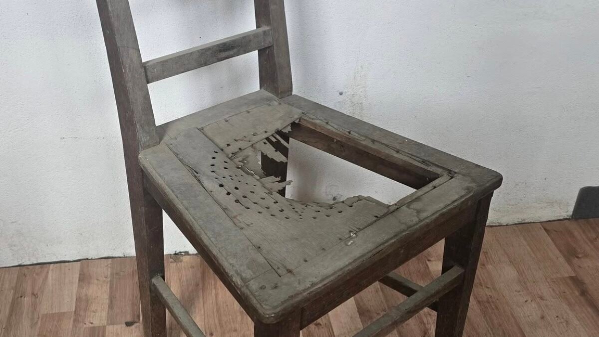 martin andraško: záchrana štyroch stoličiek. Martin Andraško: Záchrana štyroch stoličiek.