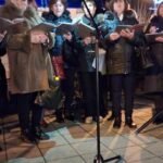 Mesto Topoľčany: Rozsvietenie druhej adventnej sviece s topoľčancom Ivanom Klemanom a seniorskou skupinou Nádej