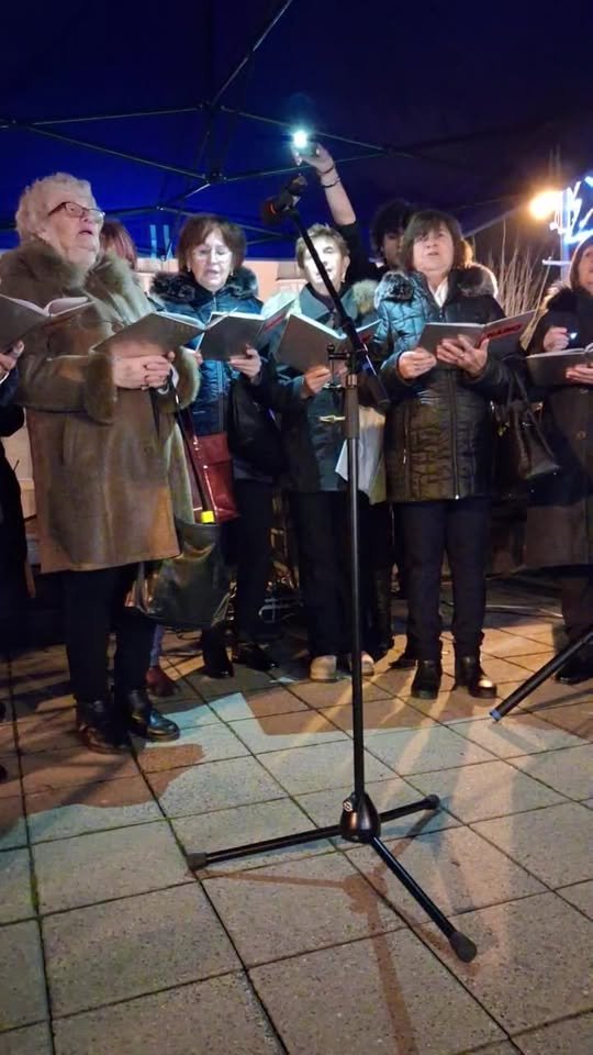 Mesto Topoľčany: Rozsvietenie druhej adventnej sviece s topoľčancom Ivanom Klemanom a seniorskou skupinou Nádej