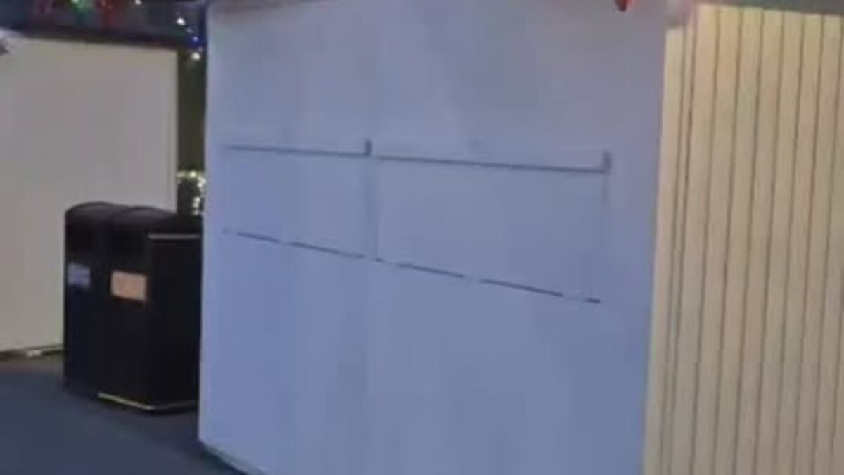 mesto Žiar nad hronom: naše predvianočné námestíčko je v adventnom Mesto Žiar nad Hronom: Naše predvianočné námestíčko je v adventnom období také pekné! A čoskoro by naň mal pribudnúť ďalší, úplne nový vianočný prvok! Čo myslíte, čo by to mohlo byť?