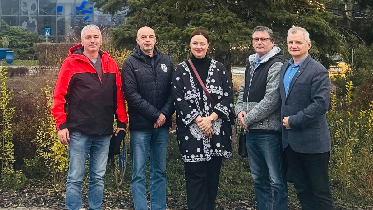 v posledných dňoch a hlavne hodinách sa verejná debata scvrkla V posledných dňoch a hlavne hodinách sa verejná debata scvrkla na to, kto koho kedy za čo ako chytil. Jeden bývalý premiér zasa natočil jednu zo svojich fáz, aby sa naňho nezabudlo a mali sme o čom ce