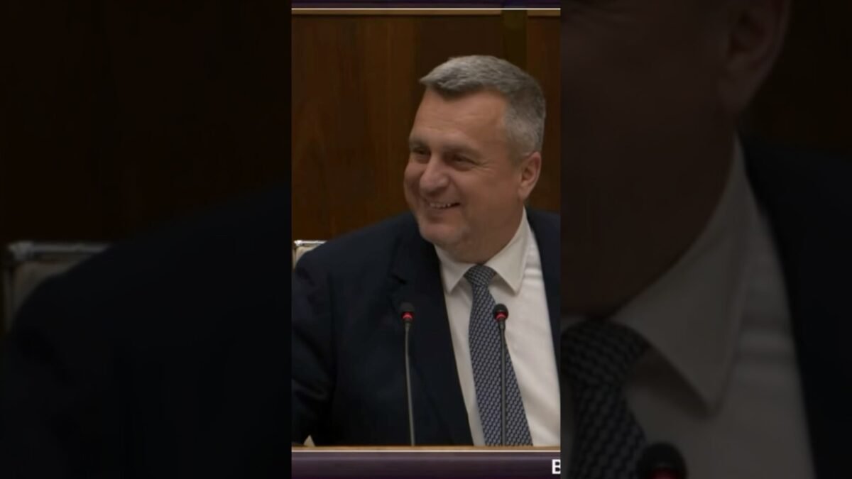 Andrej Danko: PROČKO SI VČERA PRINIESOL KOPU PAPIEROV, ASI TO CHCEL ČÍTAŤ AKO “ČÍSLO 5” VO FILME. 😅