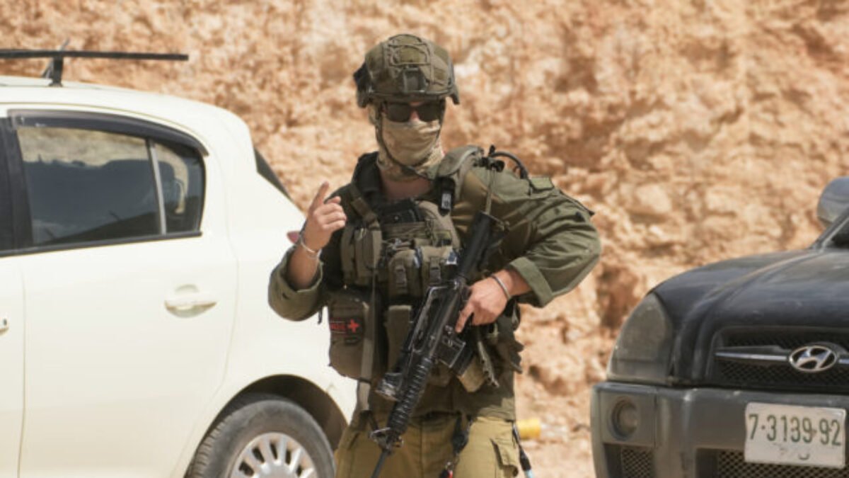 Desiatky izraelských osadníkov zaútočili na palestínsku dedinu Qusra